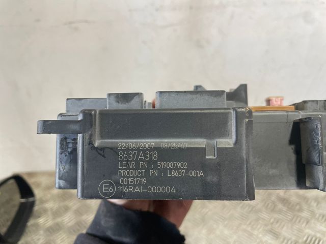 Skrzynka bezpieczników salonowa tylna  8637A318 PEUGEOT