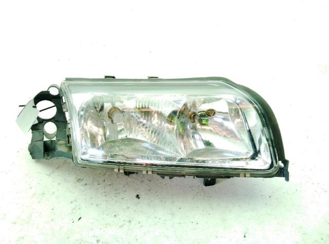 Reflektor prawy 8693558 VOLVO