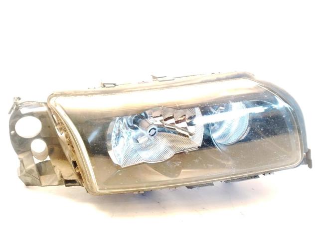 Reflektor prawy 8693558 VOLVO