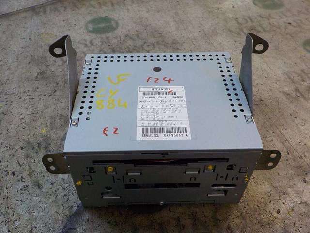 Radioodtwarzacz (radio AM/FM) 8701A352 MITSUBISHI