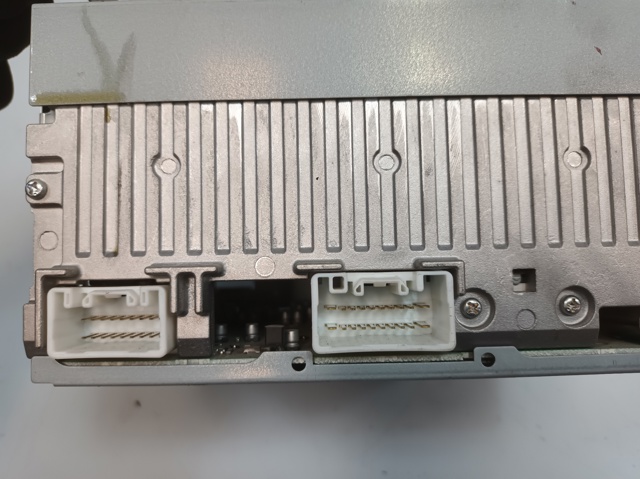 Radioodtwarzacz (radio AM/FM) 8701A352 MITSUBISHI