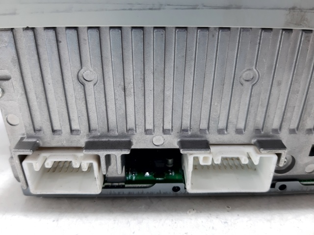 Radioodtwarzacz (radio AM/FM) 8701A352 MITSUBISHI