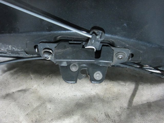 Zamek klapy Peugeot 206