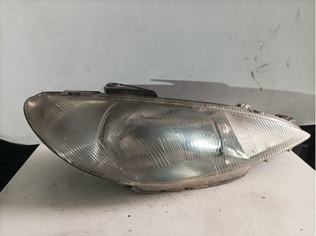 Reflektor prawy 89002772 PEUGEOT