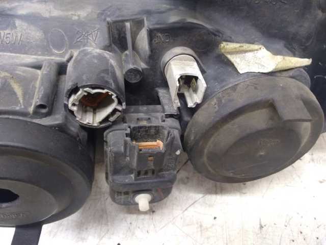 Reflektor prawy 89003045 NISSAN