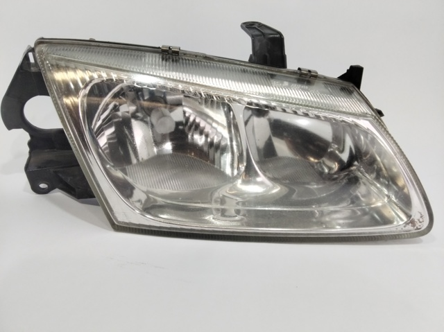 Reflektor prawy 89003330 NISSAN