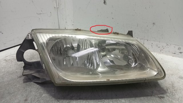 Reflektor prawy 89003330 NISSAN