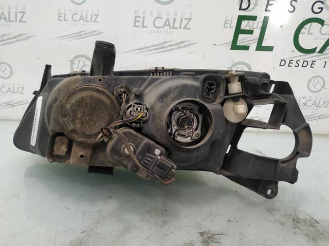 Reflektor prawy 89003330 NISSAN