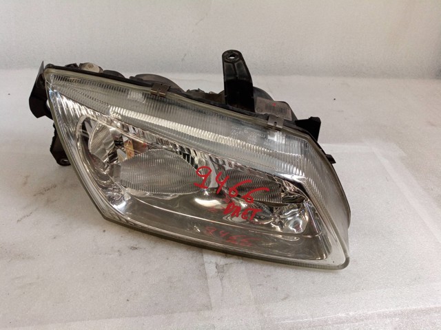 Reflektor prawy 89003330 NISSAN
