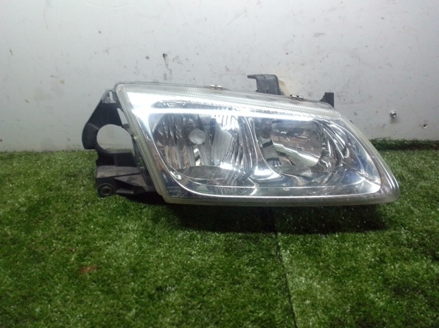 Reflektor prawy 89003330 NISSAN