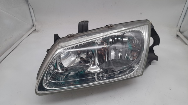 Reflektor lewy 89004856 NISSAN
