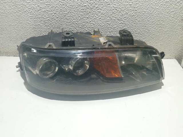 Reflektor prawy 89100448 FIAT