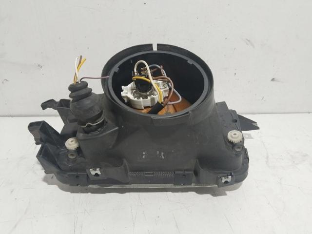 Reflektor prawy Audi 80 8C2