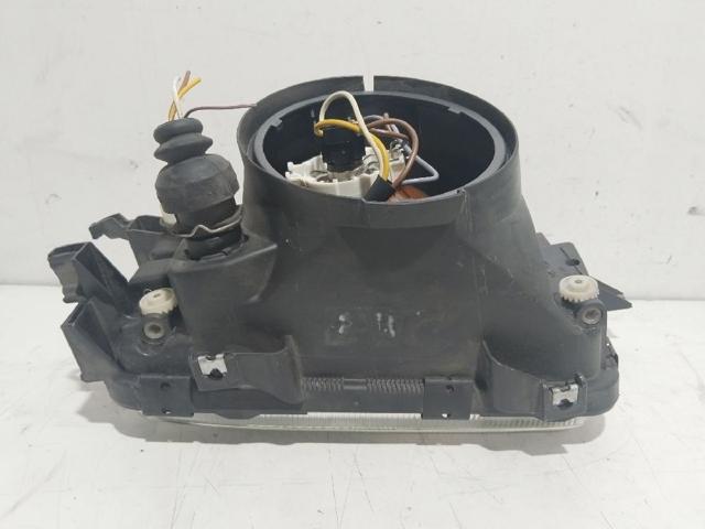 Reflektor prawy Audi 80 8C2