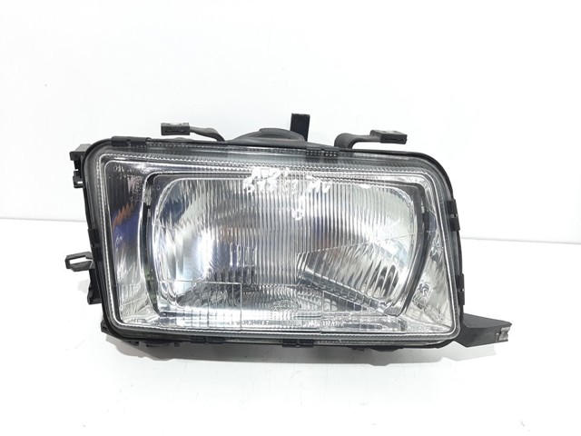 Reflektor prawy Audi 80 8C2