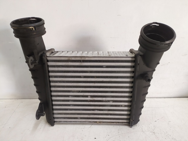 Chłodnica intercoolera 8D0145805 VAG