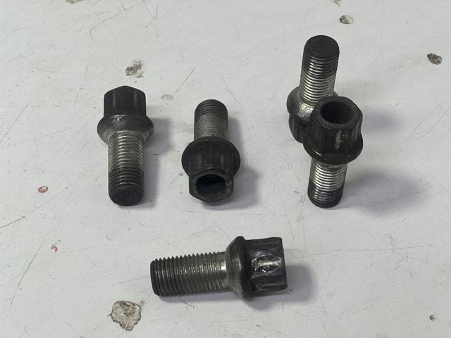 Śruba koła 8D0601139A VAG