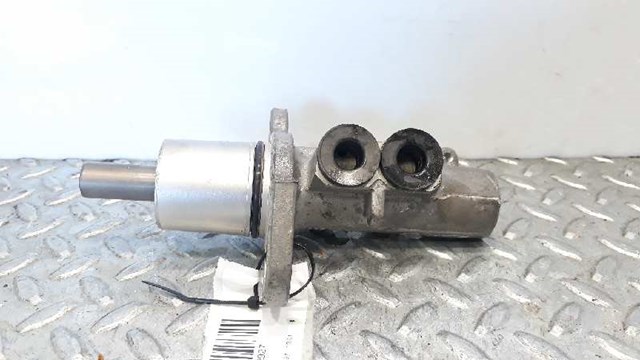 Główny cylinder hamulców 8D0611021B VAG