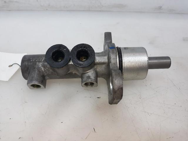 Główny cylinder hamulców 8D0611021B VAG