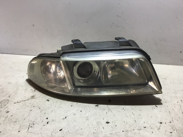 Reflektor prawy 8D0941004AK VAG