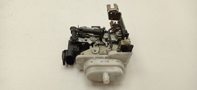Zamek drzwi przednich lewych 8D1837015F VAG