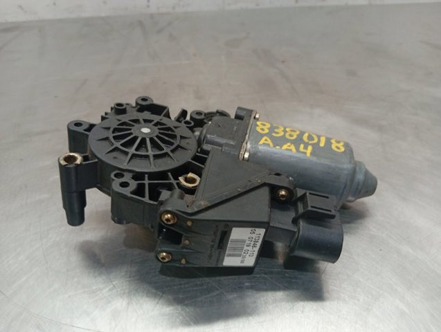 Zamek drzwi przednich prawych 8D1837016F VAG