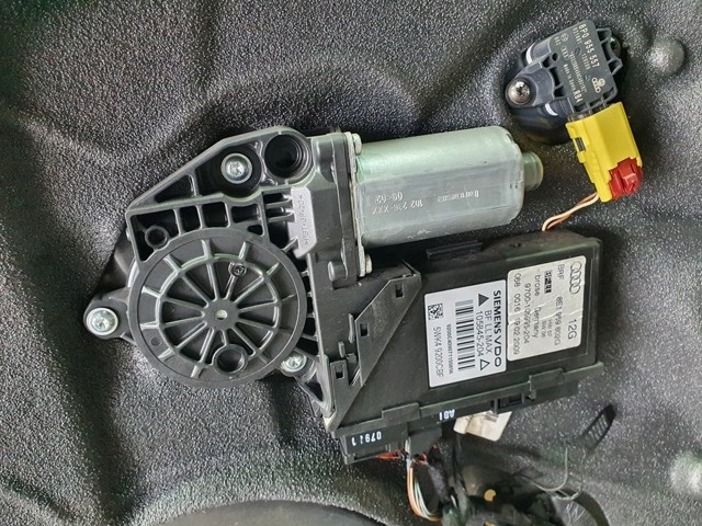 Mechanizm podnoszenia szyby drzwi przednich prawych 8E0837462C VAG