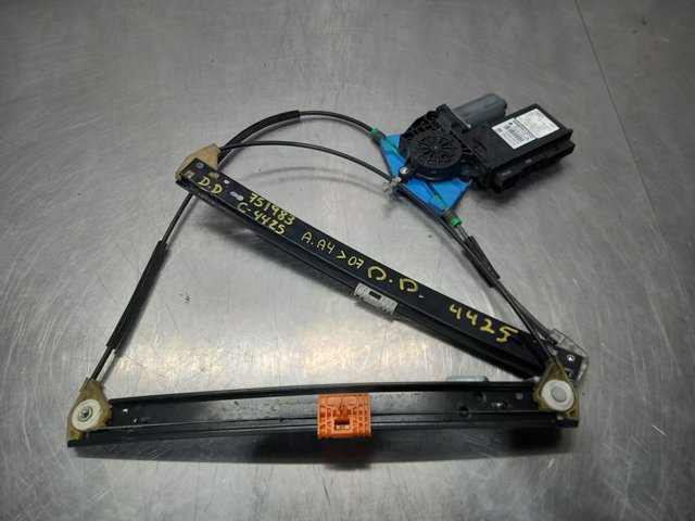 Mechanizm podnoszenia szyby drzwi przednich prawych 8E0837462C VAG