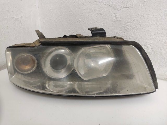 Reflektor prawy 8E0941004F VAG