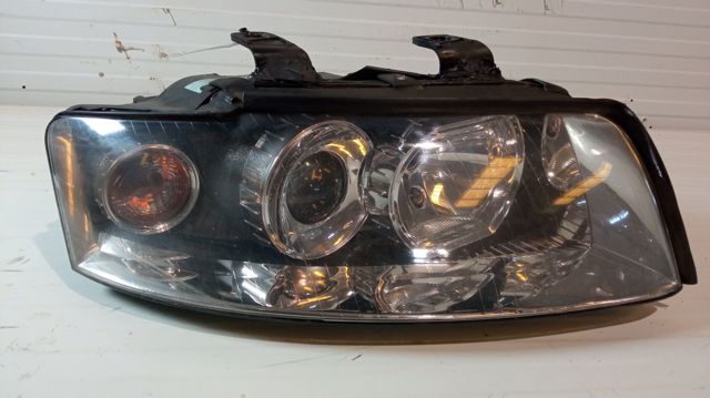 Reflektor prawy 8E0941004F VAG