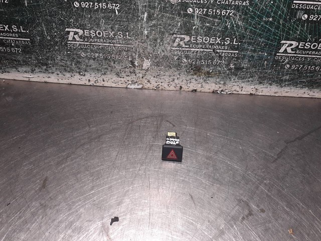 Przycisk włączania światła awaryjnego 8E0941509 VAG