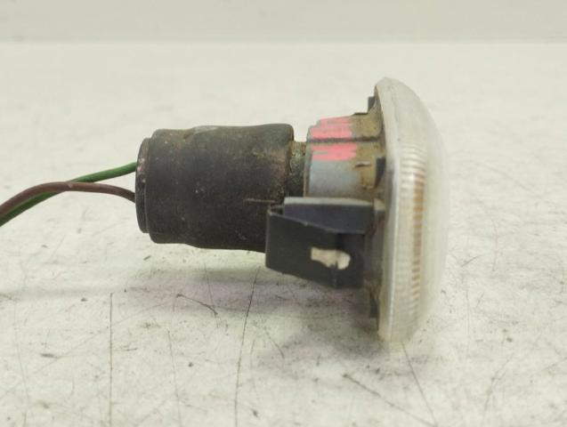 Powtarzacz kierunkowskazu na błotniku 8E0949127 VAG