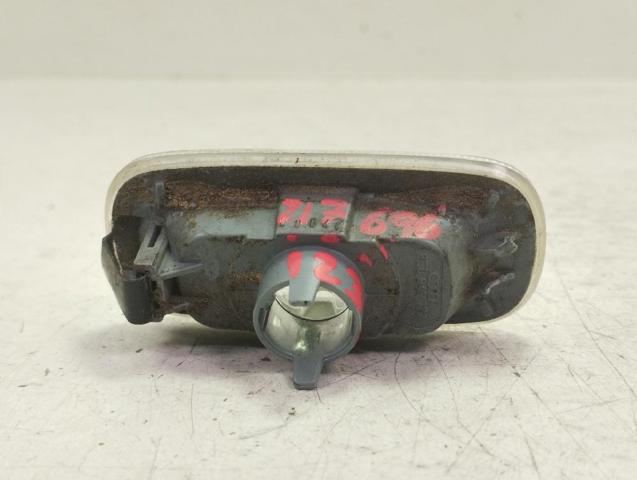 Powtarzacz kierunkowskazu na błotniku 8E0949127 VAG