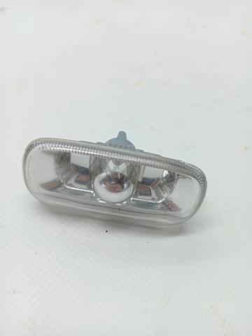 Powtarzacz kierunkowskazu na błotniku 8E0949127 VAG