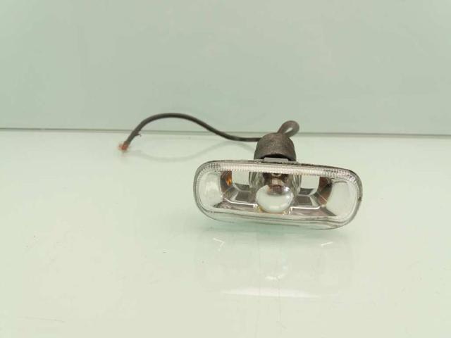 Powtarzacz kierunkowskazu na błotniku 8E0949127 VAG