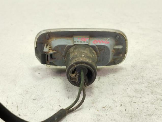 Powtarzacz kierunkowskazu na błotniku 8E0949127 VAG