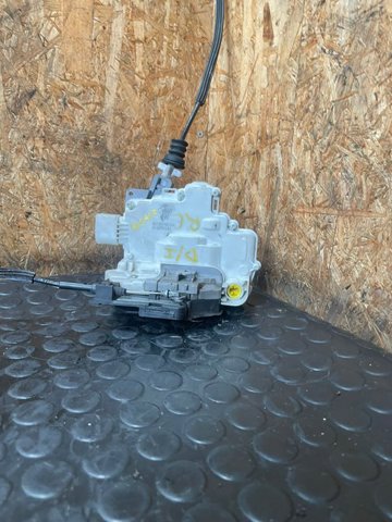 Zamek drzwi przednich lewych 8J1837015A VAG