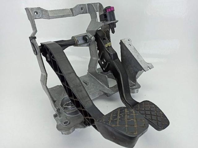 Pedał sprzęgła Audi A4 8K2