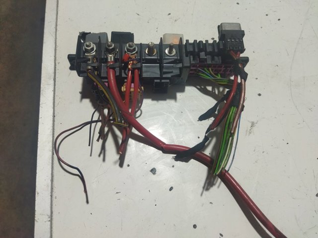 Skrzynka bezpieczników Volkswagen Passat 3B3