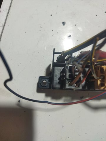 Skrzynka bezpieczników Volkswagen Passat 3B3