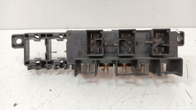 Skrzynka bezpieczników Volkswagen Passat 3B3