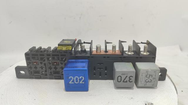 Skrzynka bezpieczników Volkswagen Passat 3B3