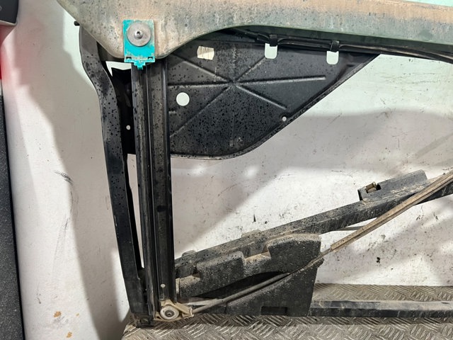 Mechanizm podnoszenia szyby drzwi przednich prawych 8L3837462 VAG