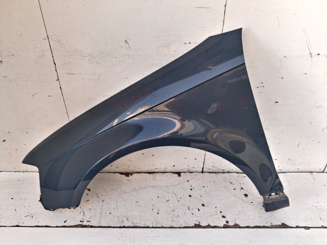 Błotnik przedni lewy 8P0821105F VAG