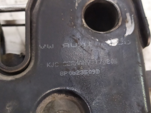 Zamek maski Audi A3 8PA