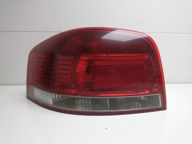 Lampa zespolona tylna lewa zewnętrzna 8P0945095024S VAG
