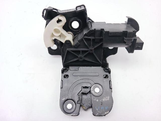 Zamek klapy bagażnika (3/5 drzwi tylnych) 8P4827505C VAG