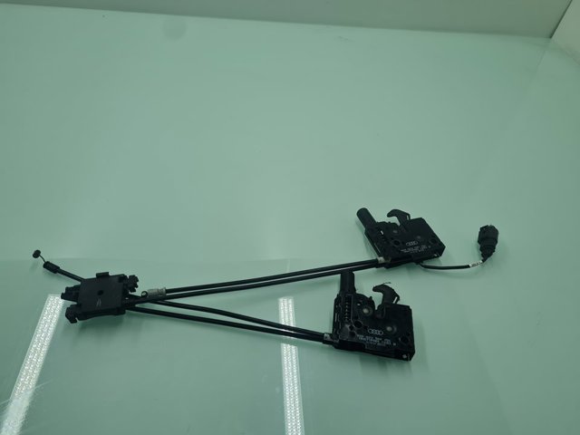 Zamek maski 8S0823509 VAG
