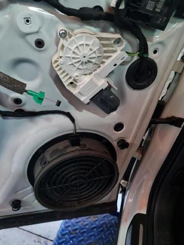 Mechanizm podnoszenia szyby drzwi przednich lewych 8U0837461 VAG