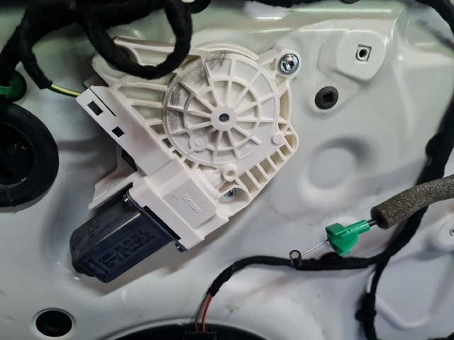 Mechanizm podnoszenia szyby drzwi przednich prawych 8U0837462 VAG